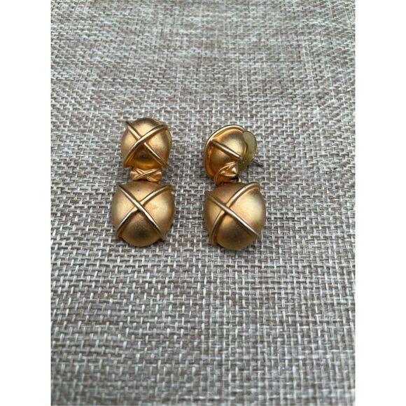 Vintage Signed Carolee Matte goldtone 1.25” Retro Pierced Dangle Earrings Hinged - Picture 4 of 4